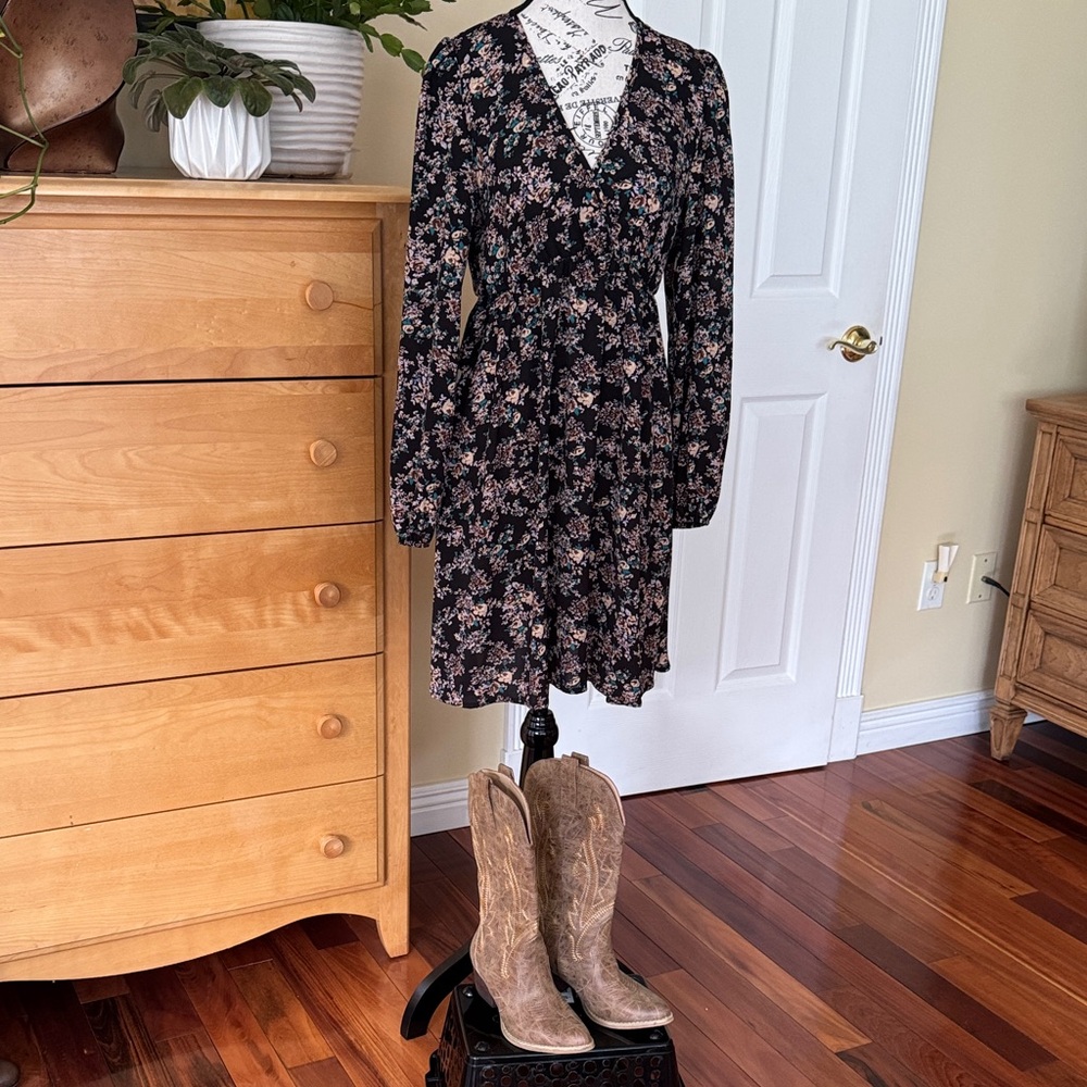 Chic Floral Long Sleeve Dress in Black
